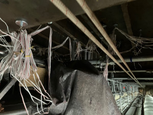 Teile der Messtechnik unterhalb der Brücke.