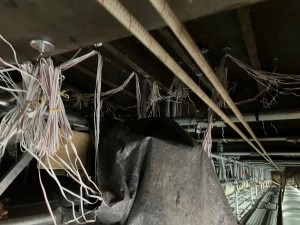 Teile der Messtechnik unterhalb der Brücke.