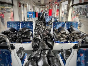 Eine der eingesetzten Straßenbahnen der BSAG -  beschwert mit Sandsäcken.